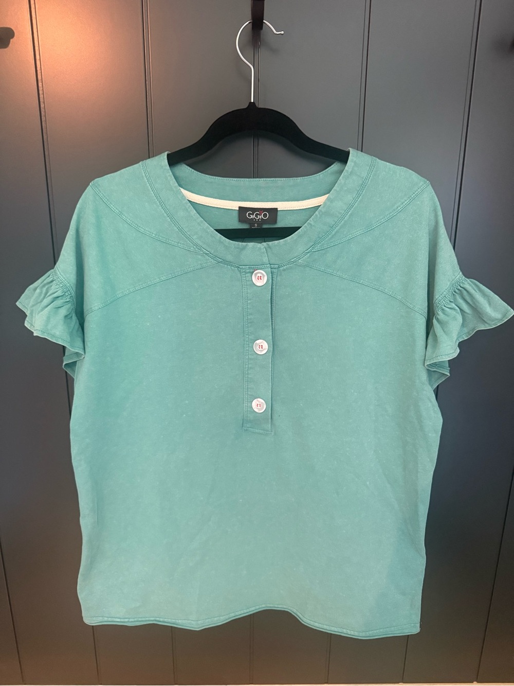 NEW Gigio Tranquil Trends Relaxed Green Button-Front Ruffle Sleeve Top
